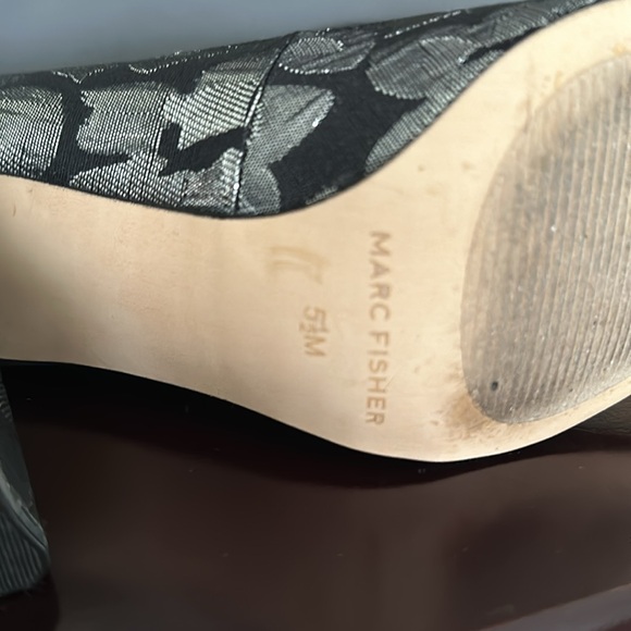 Gorgeous like new Marc Fisher black and silver pumps. Size 5.5 - Picture 5 of 7